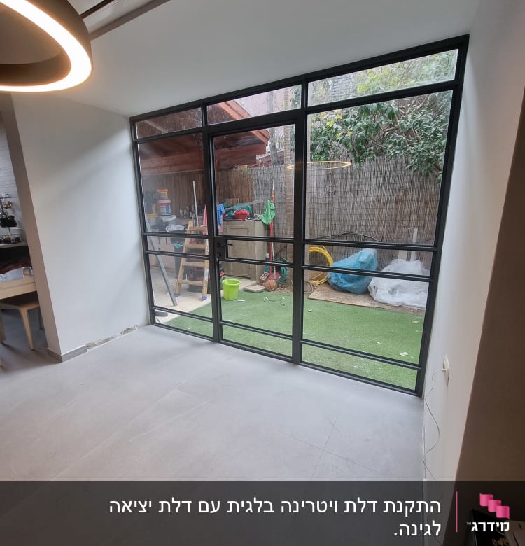 חלון אלומיניום גדול עם מסגרת שחורה